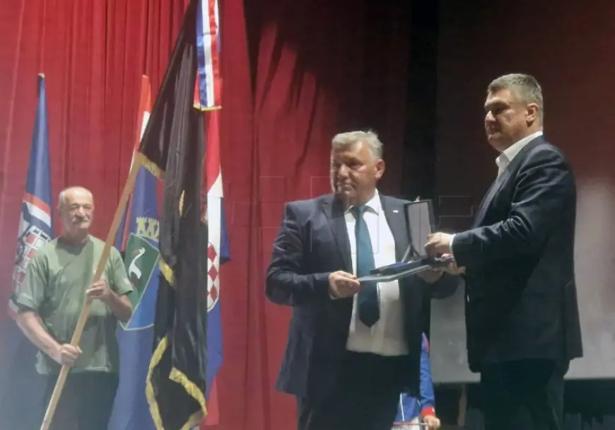 PREDSJEDNIK MILANOVIĆ ODLIKOVAO 20. DOMOBRANSKU PUKOVNIJU HV-a