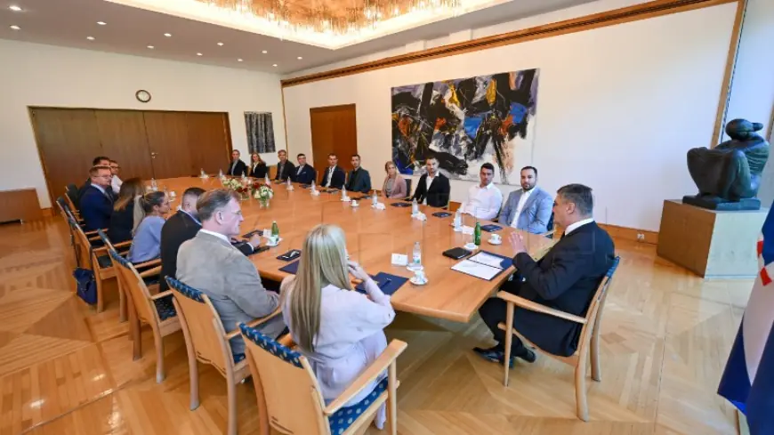 MILANOVIĆ SA STUDENTIMA KOJI SU U MONACU NAGRAĐENI ZA INOVATIVNO ELEKTRIČNO PLOVILO