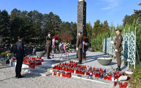 IZASLANIK PREDSJEDNIKA RH POLOŽIO VIJENCE NA MIROGOJU UOČI SVIH SVETIH