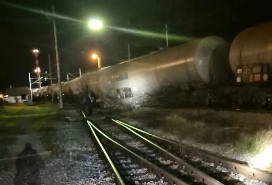 U KARLOVCU TERETNI VLAK ISKOČIO IZ TRAČNICA