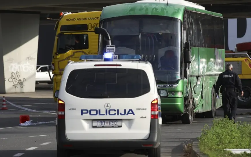 U SUDARU TRAMVAJA I AUTOBUSA NA ROTORU U ZAPRUĐU JEDNA OSOBA POGINULA