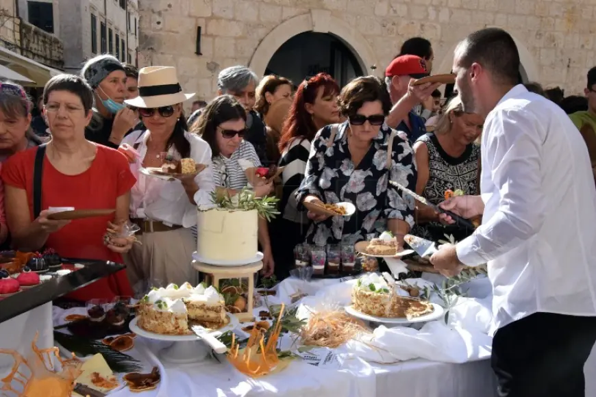 DUBROVNIK: NA STRADUNU ODRŽANA HUMANITARNA "DUBROVAČKA TRPEZA"