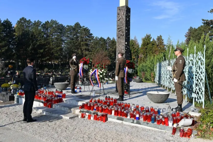 IZASLANIK PREDSJEDNIKA RH POLOŽIO VIJENCE NA MIROGOJU UOČI SVIH SVETIH