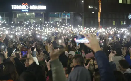 RAZBIJENA STAKLA NA NOVOSADSKOJ GRADSKOJ VIJEĆNICI, POLICIJA BACA SUZAVAC