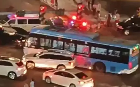 NAPAD AUTOMOBILOM U KINI: 35 MRTVIH I DESECI OZLIJEĐENIH