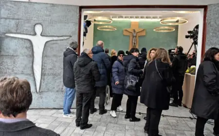 NA MEMORIJALNOM GROBLJU BLAGOSLOVLJENA KAPELICA, NA GROBOVE POLOŽENE RUŽE