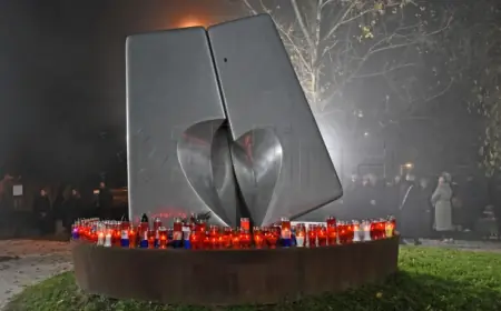 MOLITVA I SVIJEĆE U DVORIŠTU VUKOVARSKE BOLNICE