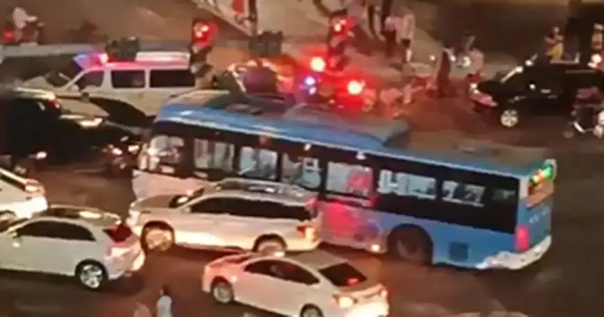 NAPAD AUTOMOBILOM U KINI: 35 MRTVIH I DESECI OZLIJEĐENIH