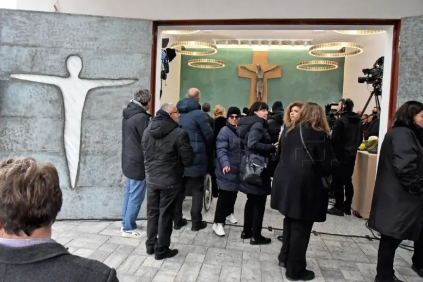 NA MEMORIJALNOM GROBLJU BLAGOSLOVLJENA KAPELICA, NA GROBOVE POLOŽENE RUŽE