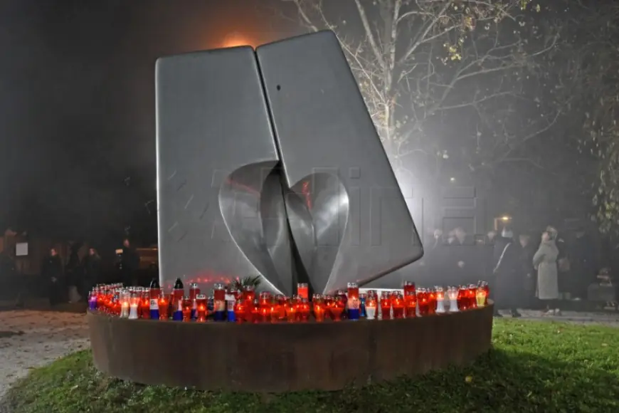 MOLITVA I SVIJEĆE U DVORIŠTU VUKOVARSKE BOLNICE