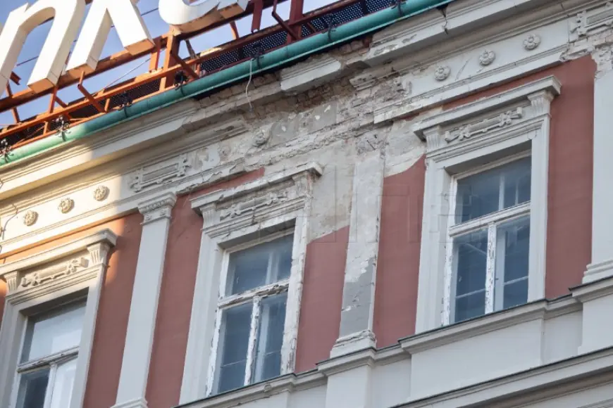 ODLOMIO SE DIO PROČELJA SA ZGRADE NA GLAVNOM ZAGREBAČKOM TRGU, NEMA OZLIJEĐENIH