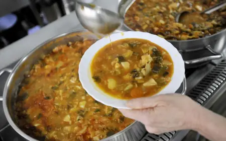 SPLIT: KORISNICI PUČKE KUHINJE I BESKUĆNICI JELI TOPLE OBROKE