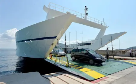 TRAJEKT NA LINIJI SPLIT-STARI GRAD MORAO SE VRATITI U SPLITSKU LUKU