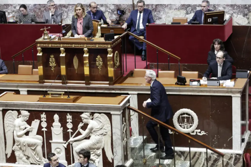 FRANCUSKOJ VLADI PRIJETI PAD. LA PEN: FRANCUZIMA JE DOSTA!