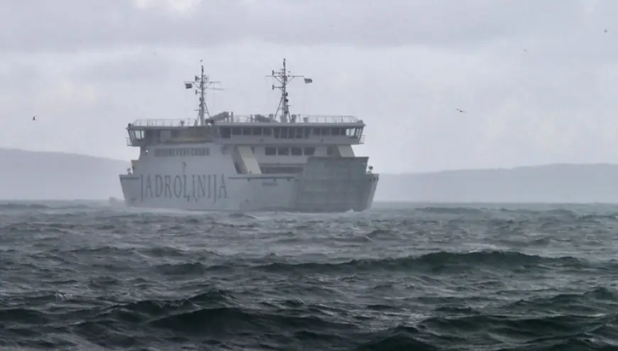 OLUJNI VJETAR NA MAGISTRALI, U PREKIDU BROJNE TRAJEKTNE I KATAMARANSKE LINIJE