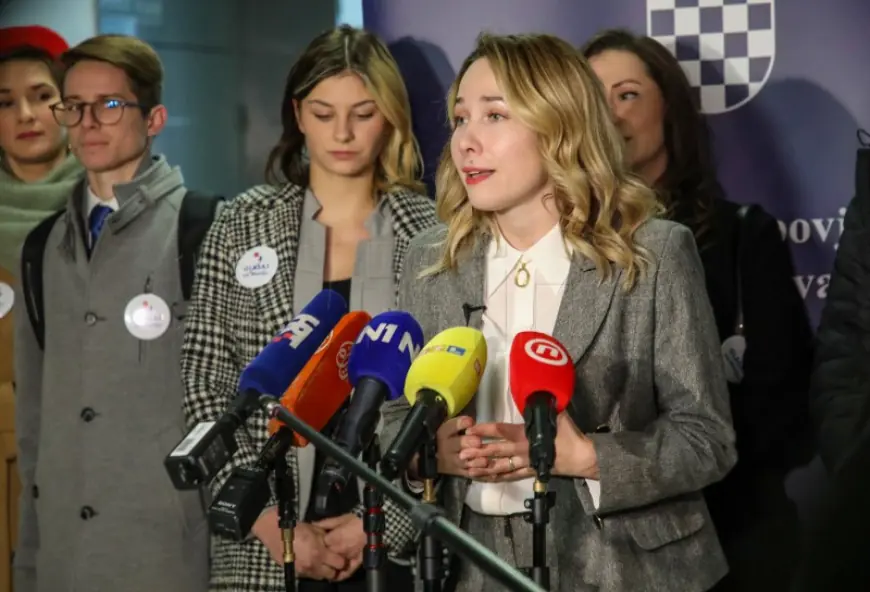 SELAK RASPUDIĆ PREDALA POTPISE: U DRUGI KRUG NE TREBAJU ONI BEZ POLITIČKOG KAPACITETA