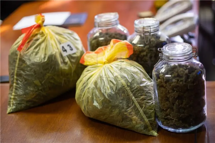 U AUTOMOBILU DRŽAO PREKO 5,5 KILOGRAMA MARIHUANE ZA PREPRODAJU