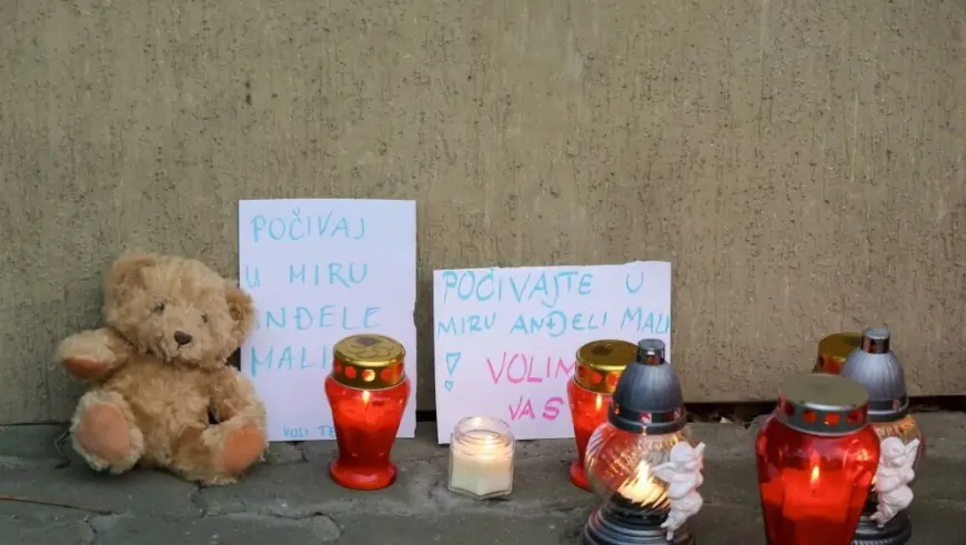 GRAĐANI ZAPALILI SVIJEĆE NAKON NEZAPAMĆENE TRAGEDIJE U OŠ PREČKO: "POČIVAJ U MIRU ANĐELE MALI..."