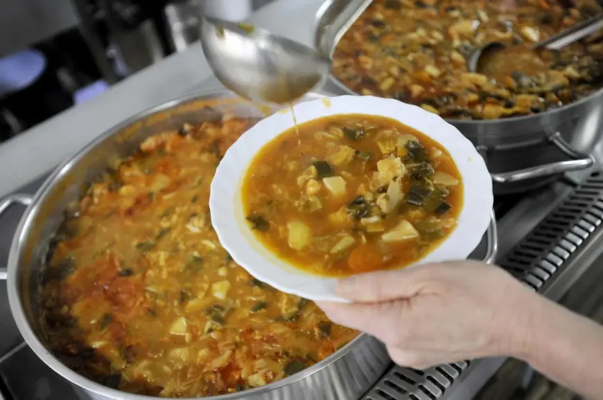 SPLIT: KORISNICI PUČKE KUHINJE I BESKUĆNICI JELI TOPLE OBROKE