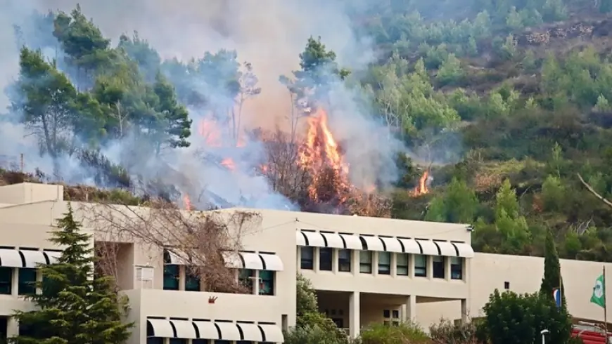 ODJEKUJU SIRENE KOD SPLITA! BURA ŠIRI POŽAR: "BRANIMO ŠKOLU, VATRA IDE PREMA VOJNOJ BAZI"