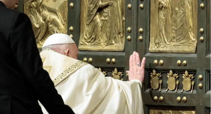 PAPA PRVI PUT U POVIJESTI OTVORIO SVETA VRATA U ZATVORU