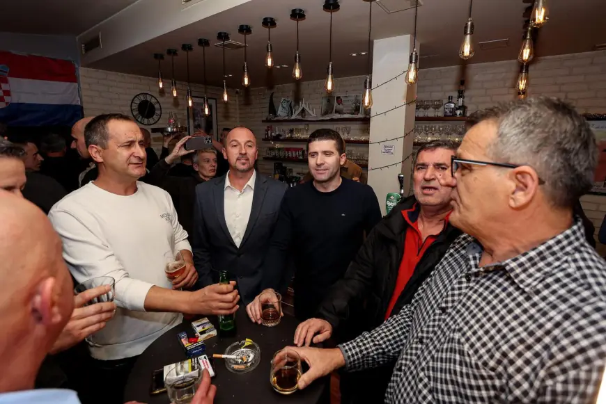 IZ STOŽERA MOSTA: BULJ JOŠ NIJE STIGAO, NAKON OBJAVE REZULTATA SKANDIRALO SE 'MIRO, MIRO'