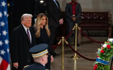 DONALD TRUMP S MELANIJOM ODAO POČAST PRED LIJESOM JIMMYJA CARTERA