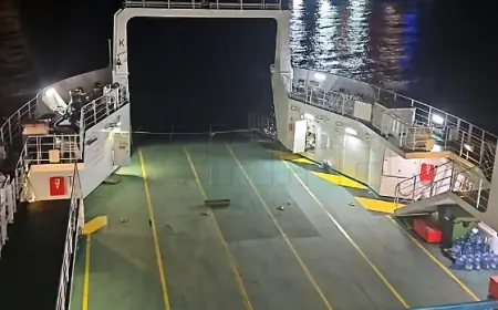 PUTNICI ZBOG VREMENSKIH NEPRILIKA PRENOĆILI NA TRAJEKTU U SPLITU