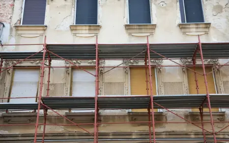 TRAGEDIJA: MUŠKARAC POGINUO U PADU SA GRAĐEVINSKE SKELE