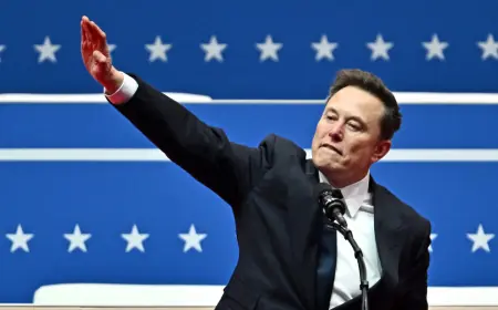 ELON MUSK IZAZVAO RASPRAVE ZBOG PODIGNUTE DESNICE: EVO ŠTO KAŽE NA TO