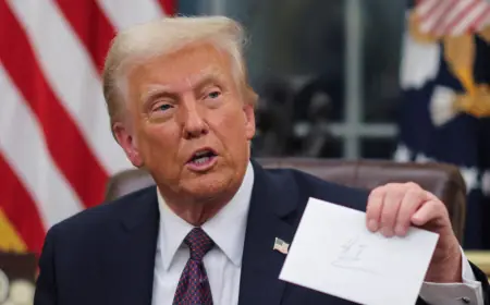 BIDEN TRUMPU NA STOLU U OVALNOM UREDU OSTAVIO PISMO