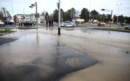 ZBOG PUKNUĆA CIJEVI POPLAVLJEN DIO ZAGREBA, GRAĐANI BEZ VODE