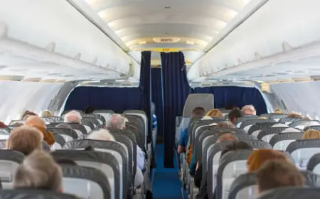 INCIDENT U AVIONU: MUŠKARAC NIJE HTIO SJEDITI PORED SUPRUGE, STJUARDESE JOJ LJEPLJIVOM TRAKOM ZALIJEPILE USTA