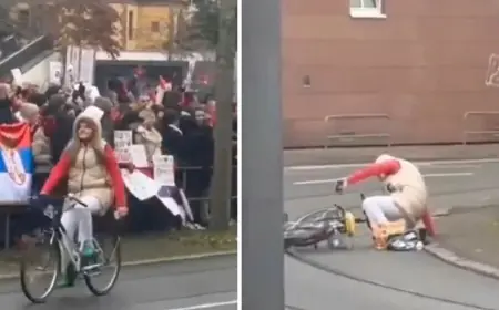 PREKINULA 15 MINUTA ŠUTNJE UZVICIMA "ŽIVIO VUČIĆ!" PA PALA S BICIKLA