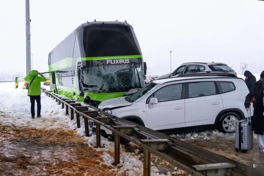 LANČANI SUDAR PET AUTOMOBILA I AUTOBUSA NA A1 KOD MACOLE. AUTI SKRŠENI