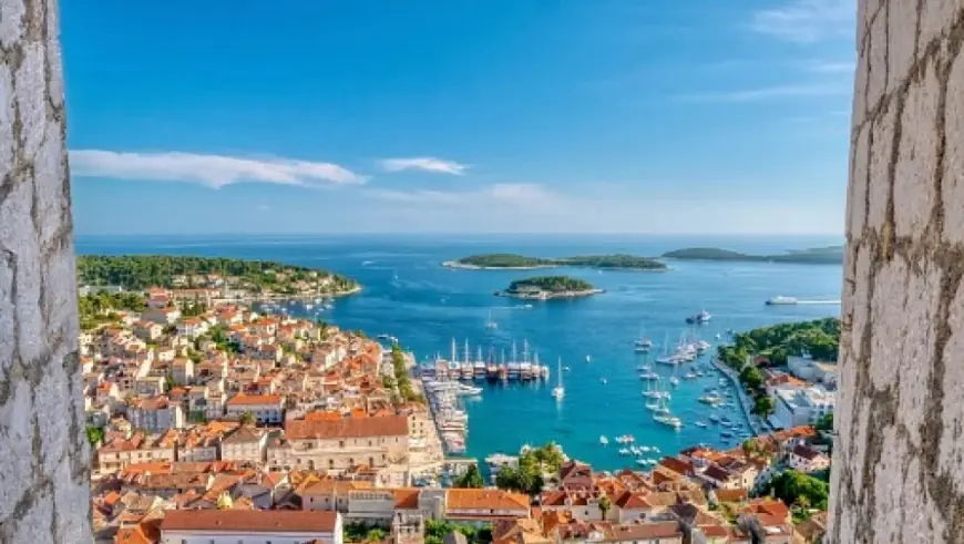 OTOK HVAR JE FENOMEN ZBOG VELIKOG BROJA AKADEMIKA