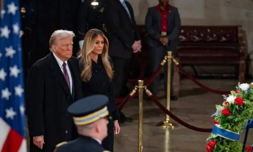 DONALD TRUMP S MELANIJOM ODAO POČAST PRED LIJESOM JIMMYJA CARTERA