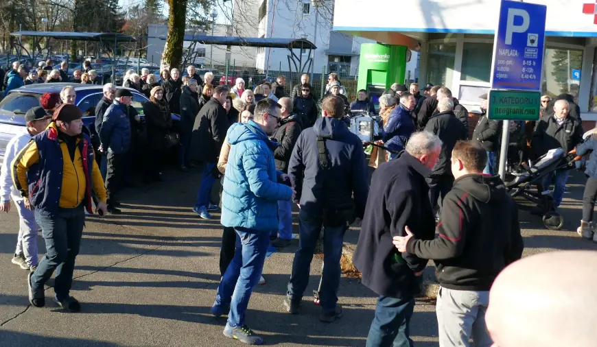 FOTO; MIRNI PROSVJED GRAĐANA PRED ŽUPANIJSKOM BOLNICOM ČAKOVEC U ZNAK PODRŠKE KIRURZIMA!