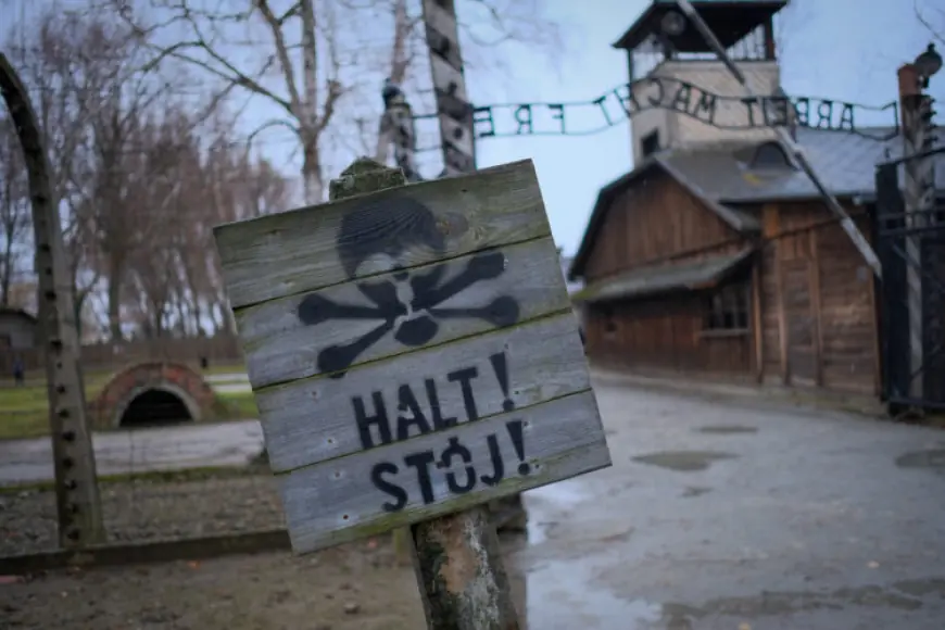 AUSCHWITZ NAKON 80 GODINA: POLITIČARI ŠUTE, PREŽIVJELI GOVORE