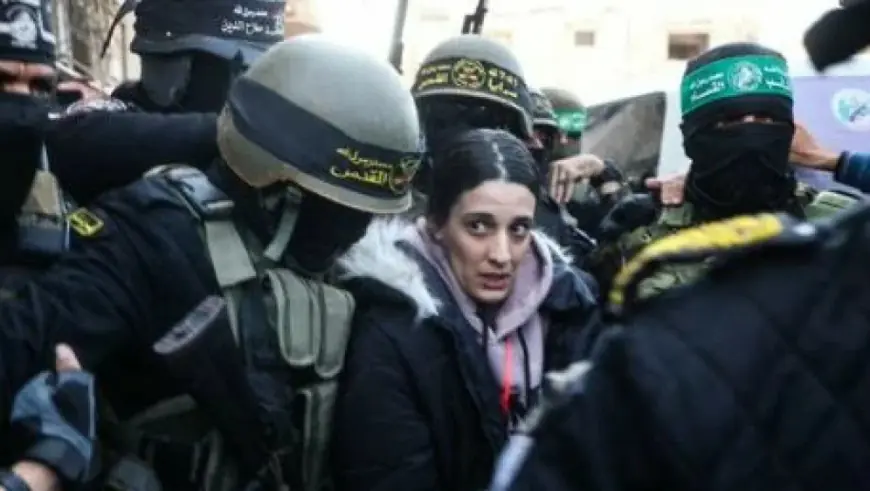 DRAMATIČNE SCENE PUŠTANJA TALACA: VOJNIKINJU OKRUŽILA GOMILA LJUDI