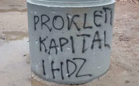 FOTO: "JUDE", ZLOČINCI", "PROKLETI KAPITAL I HDZ", "SMRT KAPITALIZMU"...SU SAMO JEDNE OD PORUKA KOJE SU OSVANULE NA GRADILIŠTU STAMBENE ZGRADE U VRULJICI