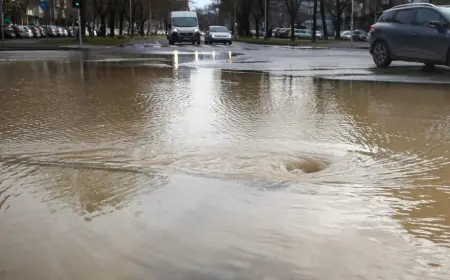 OPET PROBLEMI U ZAGREBU; PUKLA CIJEV U ŽAJINOJ, VODA DOSEGNULA VISINU OD 40 cm, POPUCAO JE I ASFALT