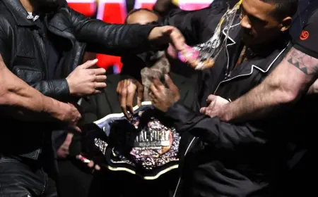 BRITANSKI BOKSAČ OŠAMARIO SVOG SUPARNIKA JAJETOM I IZAZVAO OPĆI KAOS NA POZORNICI