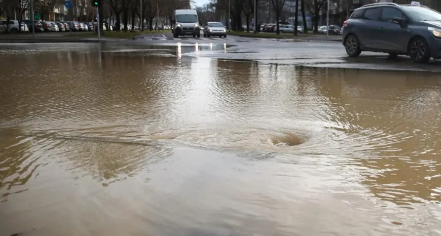 OPET PROBLEMI U ZAGREBU; PUKLA CIJEV U ŽAJINOJ, VODA DOSEGNULA VISINU OD 40 cm, POPUCAO JE I ASFALT