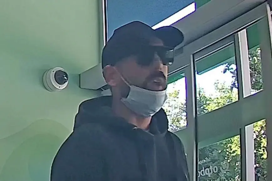 FOTO POLICIJA TRAŽI MUŠKARCA S FOTOGRAFIJA, OBJAVILA I ZBOG ČEGA