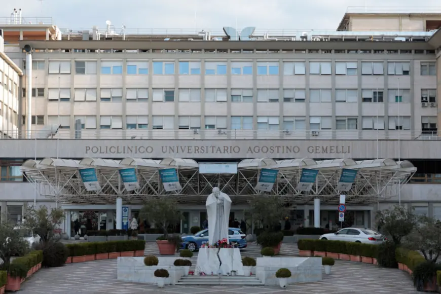 PROMIJENJENO LIJEČENJE PAPE FRANJE ZBOG "SLOŽENE KLINIČKE SLIKE"