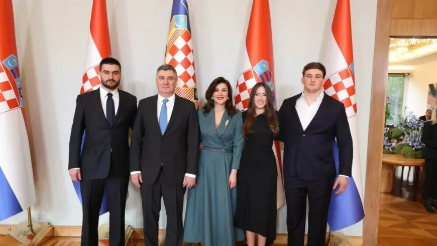 POGLEDAJTE PRVU SLUŽBENU FOTOGRAFIJU ZORANA MILANOVIĆA S OBITELJI NAKON INAUGURACIJE!