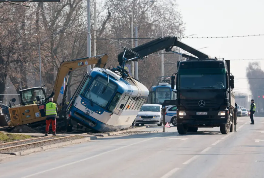 NESREĆA U OSIJEKU: RADNICI MICALI BAGER PA UDARILI U TRAMVAJ PUN LJUDI