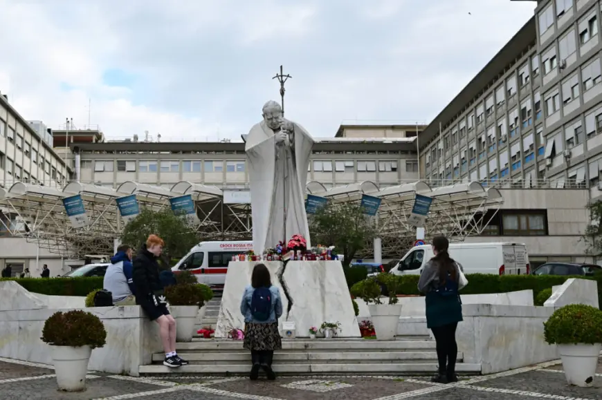 TALIJANSKI BISKUPI POZVALI NA MOLITVE ZA BOLESNOG PAPU FRANJU