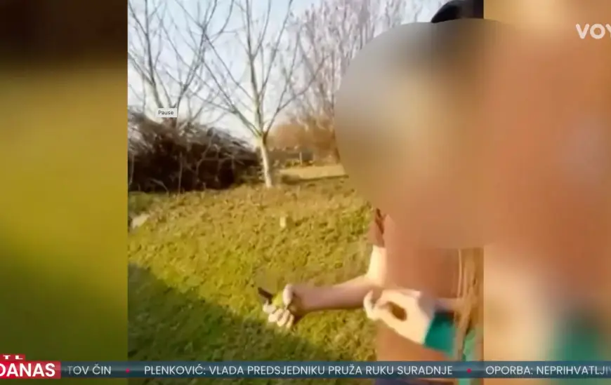 OBJAVLJENA SNIMKA NA KOJOJ DABRO DAJE DJECI NEŠTO NALIK NA BOMBU. STRUČNJAK: NIJE PRAVA